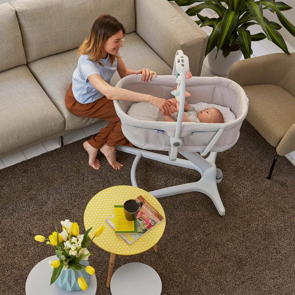 Chicco Baby Hug 4-in-1 wieg vanaf 0 maanden, verhoogde babylounger, babybed, kinderstoel met speelboog, tot 15 kg, verstelbare rugleuning, verstelbare hoogte en 4 wielen