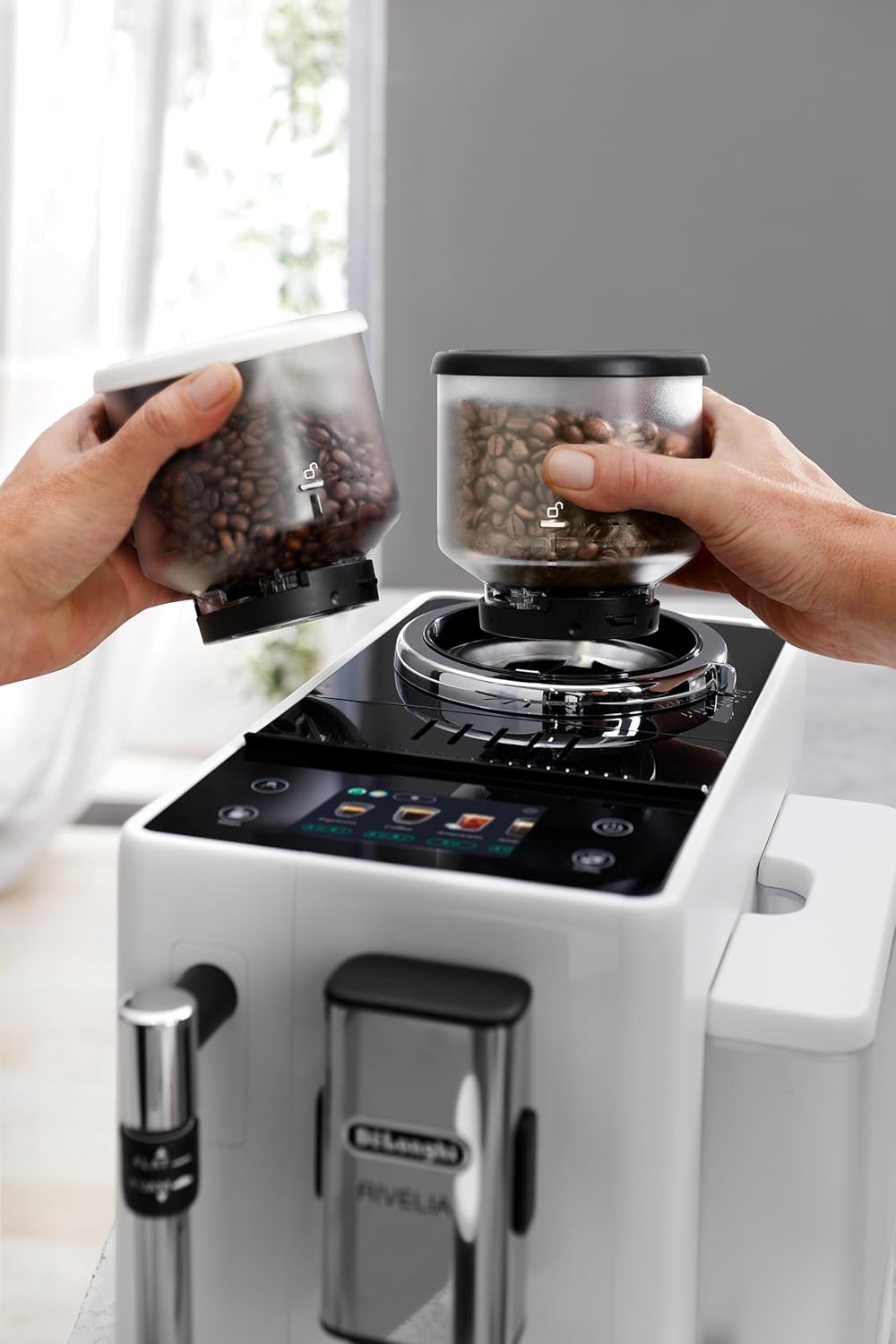 De'Longhi Rivelia EXAM440.55.W volautomatische espressomachine met LatteCrema-melksysteem, verwisselbaar bonenreservoir, 16 koffie- en melkdranken met één druk op de knop, Extra-Shot-functie, 3,5 inch touchscreen, wit