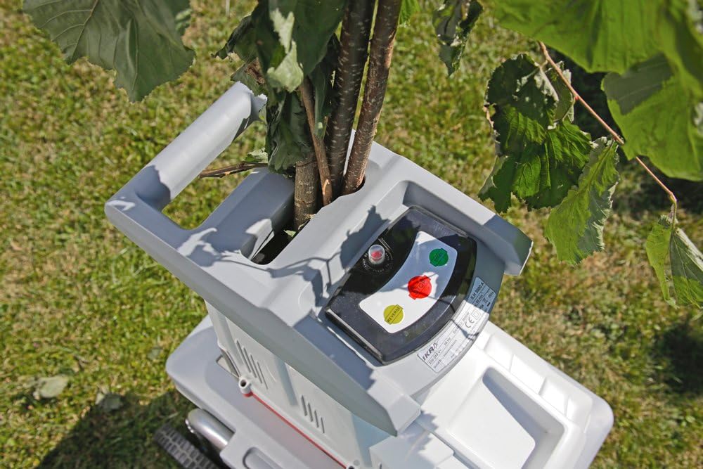 IKRA 81002880 elektrische tuinhakselaar rolhakselaar ILH 3000 A, stil, robuust, onderhoudsarm, sterk 3.000 watt, takdikte tot 44 mm, 230 V
