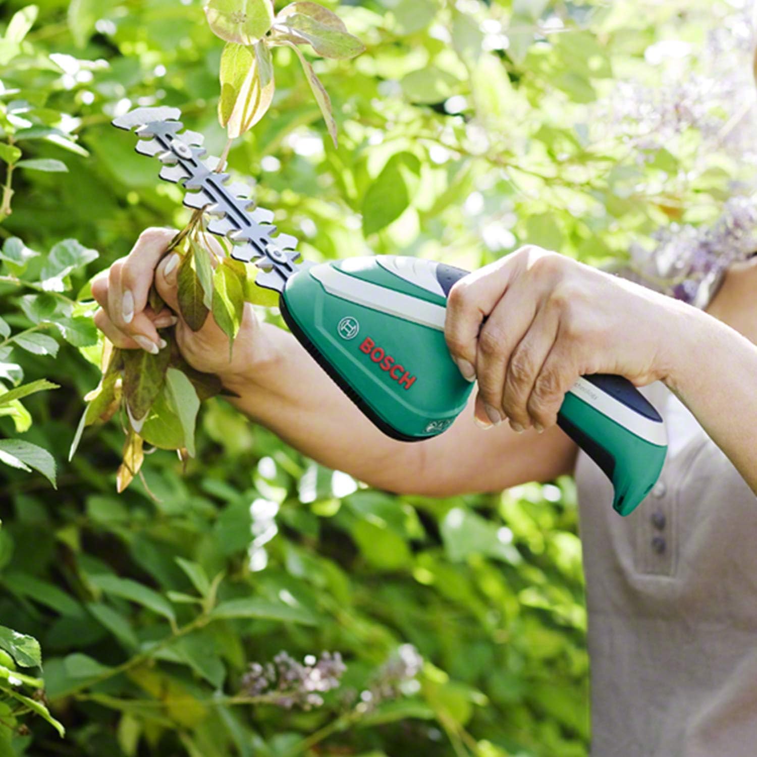 Bosch accugrasscharenset Isio (3,6 volt, meslengte 12 cm, mesafstand 8 mm, inclusief XL-tuinhandschoenen, in softcase) – Amazon Edition