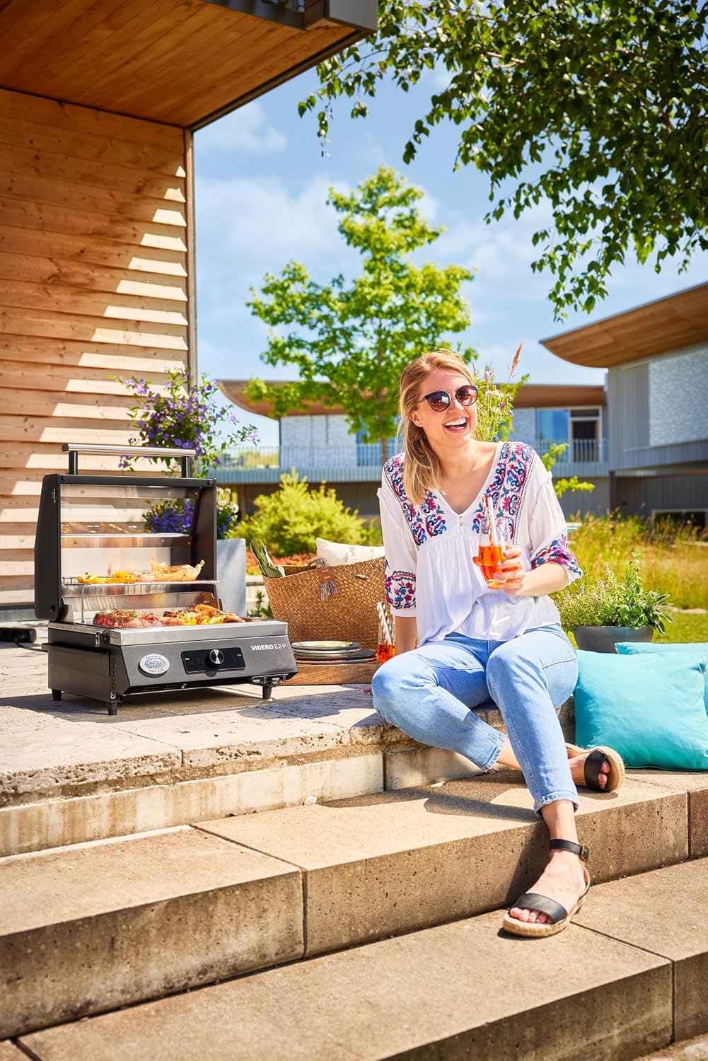 RÖSLE Elektrische BBQ-grill Portable Videro E2-P, draagbare tafelgrill met 2 branders, warmhoudrooster en deksel met glasplaat, gepoedercoat staal, zwart/zilver