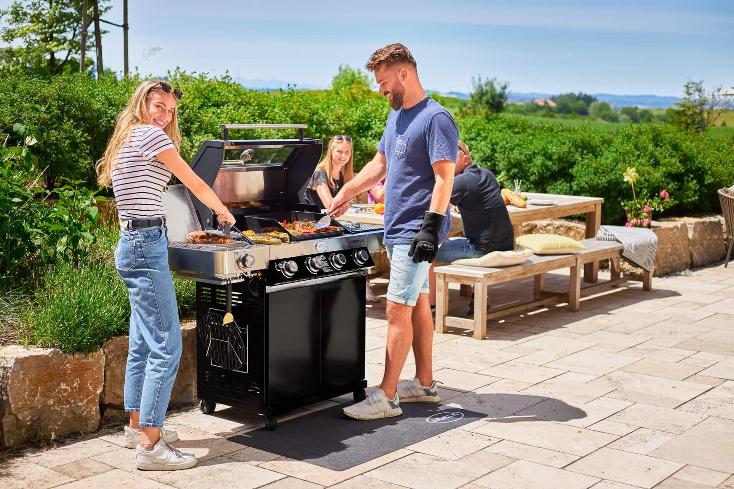 RÖSLE Elektrische BBQ-grill Portable Videro E2-P, draagbare tafelgrill met 2 branders, warmhoudrooster en deksel met glasplaat, gepoedercoat staal, zwart/zilver