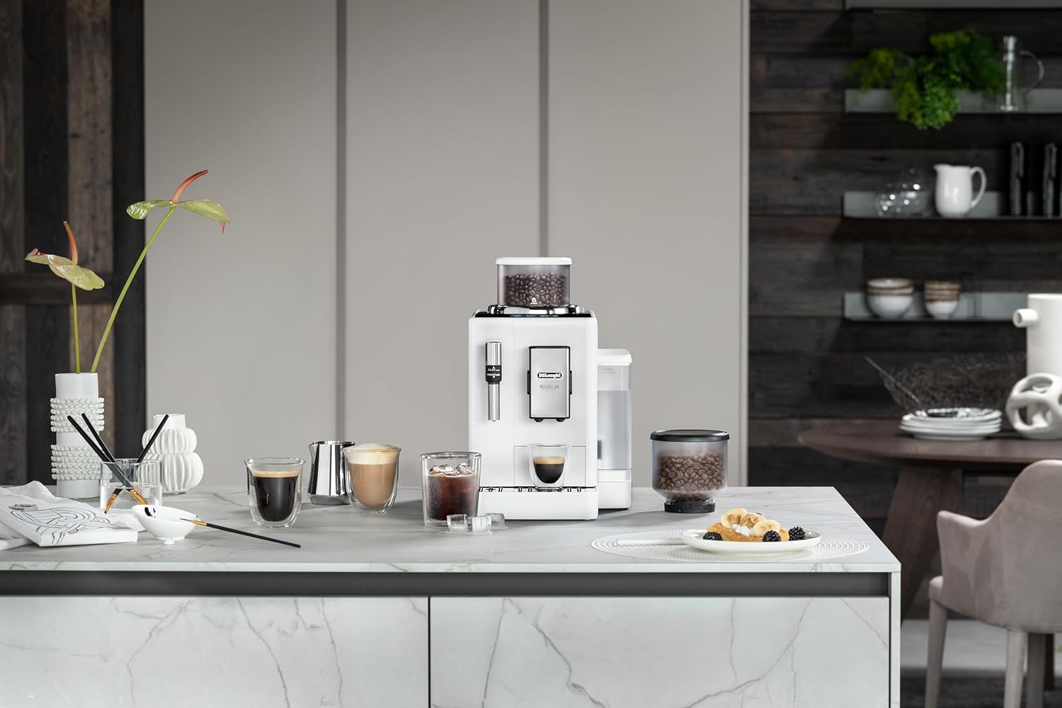 De'Longhi Rivelia EXAM440.55.W volautomatische espressomachine met LatteCrema-melksysteem, verwisselbaar bonenreservoir, 16 koffie- en melkdranken met één druk op de knop, Extra-Shot-functie, 3,5 inch touchscreen, wit