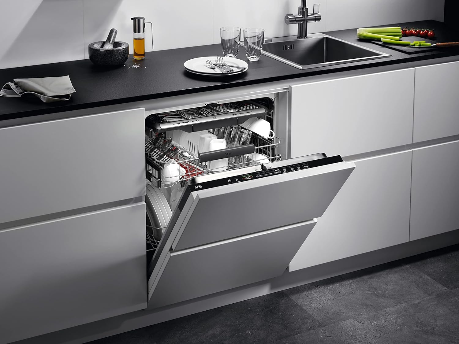 AEG Vollintegrierter Geschirrspüler 60cm, Spülmaschine Serie 7000: mit Glasschutz, Energieklasse A, Besteckschublade, personalisierte Zeit-Steuerung, leise 41dB, ComfortRails, Wasserstopp, FSE7676AP