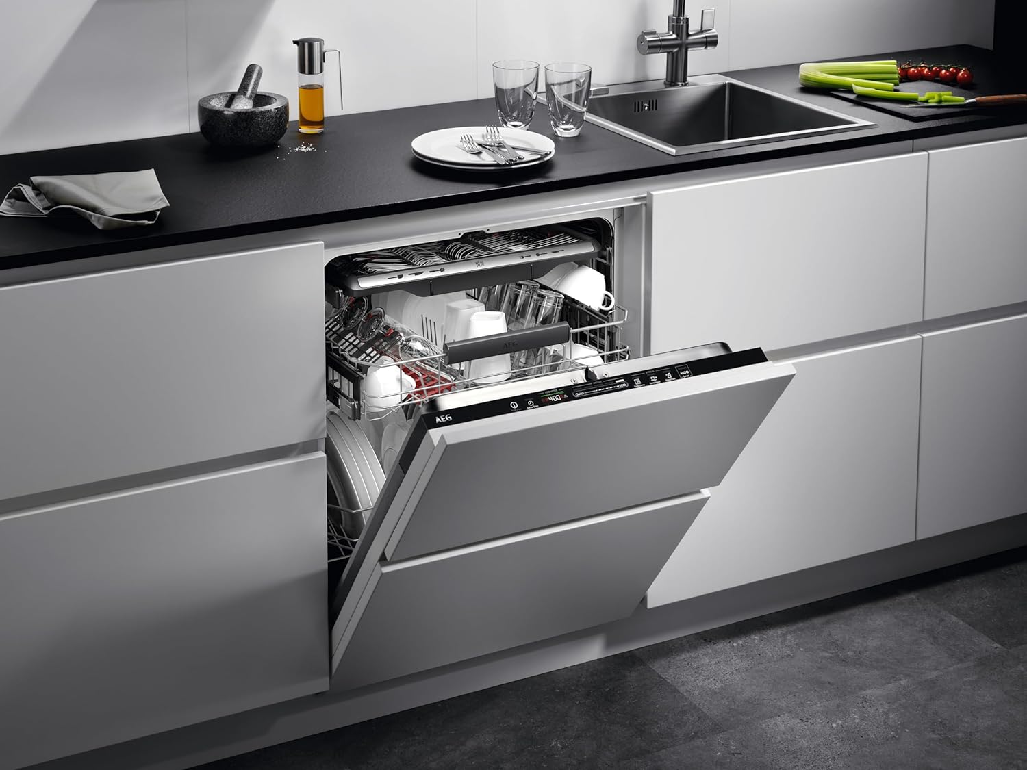 AEG Vollintegrierter Geschirrspüler 60cm, Spülmaschine Serie 7000: mit Glasschutz, Energieklasse A, Besteckschublade, personalisierte Zeit-Steuerung, leise 41dB, ComfortRails, Wasserstopp, FSE7676AP