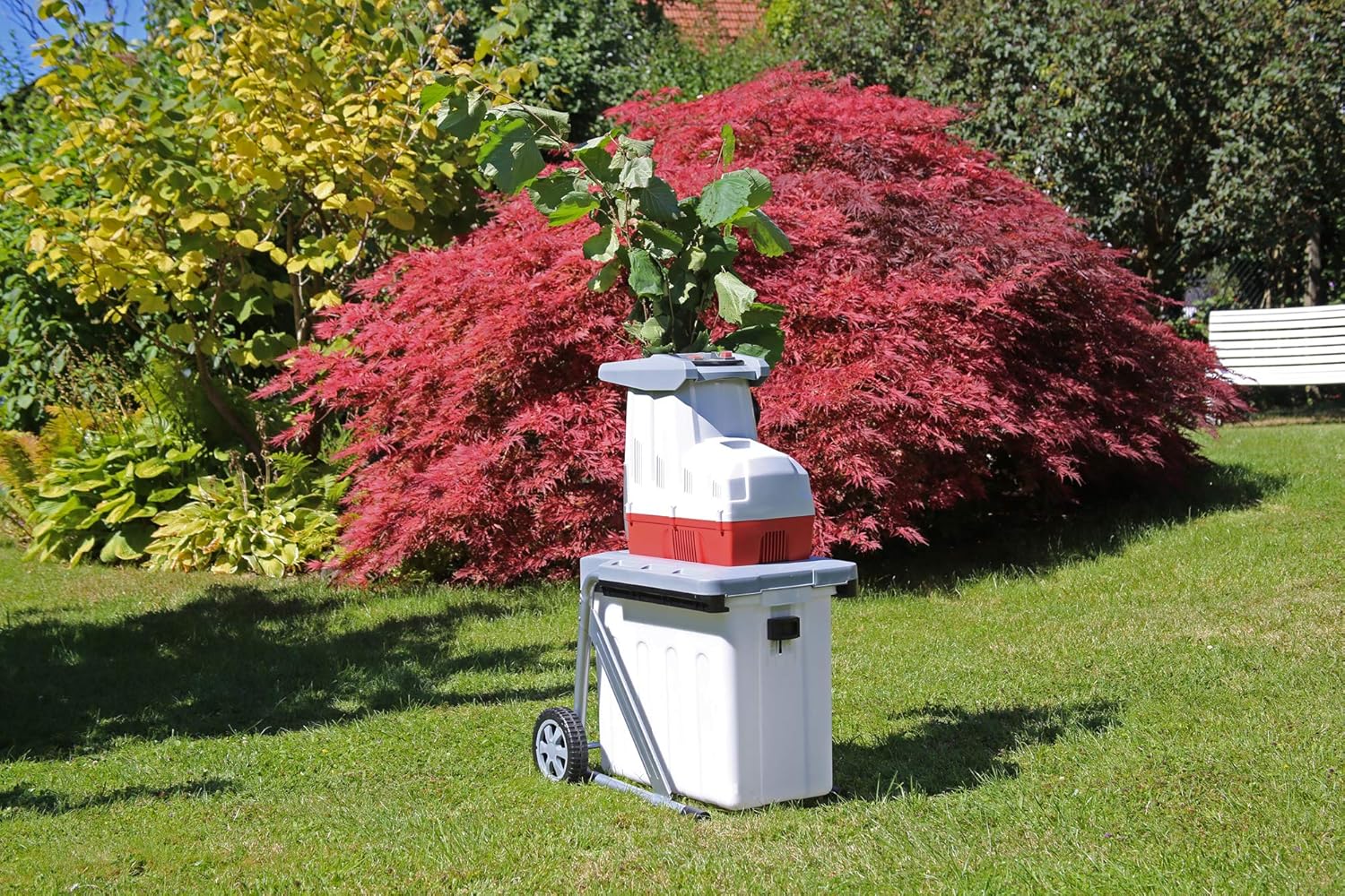 IKRA 81002880 elektrische tuinhakselaar rolhakselaar ILH 3000 A, stil, robuust, onderhoudsarm, sterk 3.000 watt, takdikte tot 44 mm, 230 V