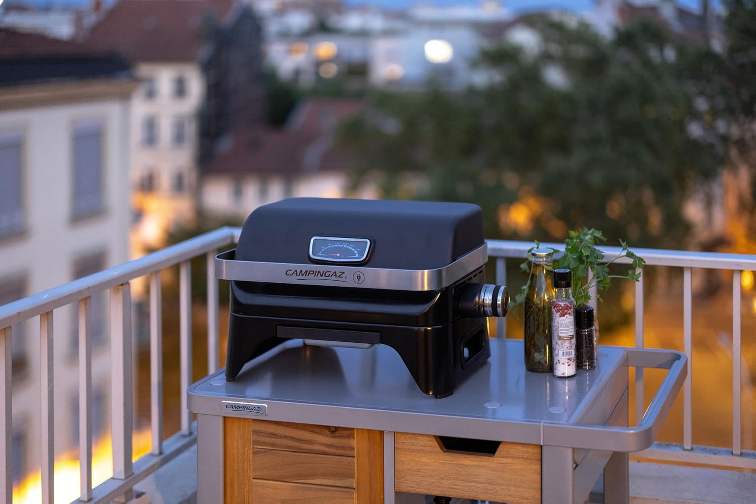 Campingaz Grill Attitude2go, gasbarbecue & elektrische barbecue, tafelbarbecue, draagbare balkon-, campingbarbecue, met deksel, thermometer en gietijzeren grillrooster, werkt op gas of elektriciteit