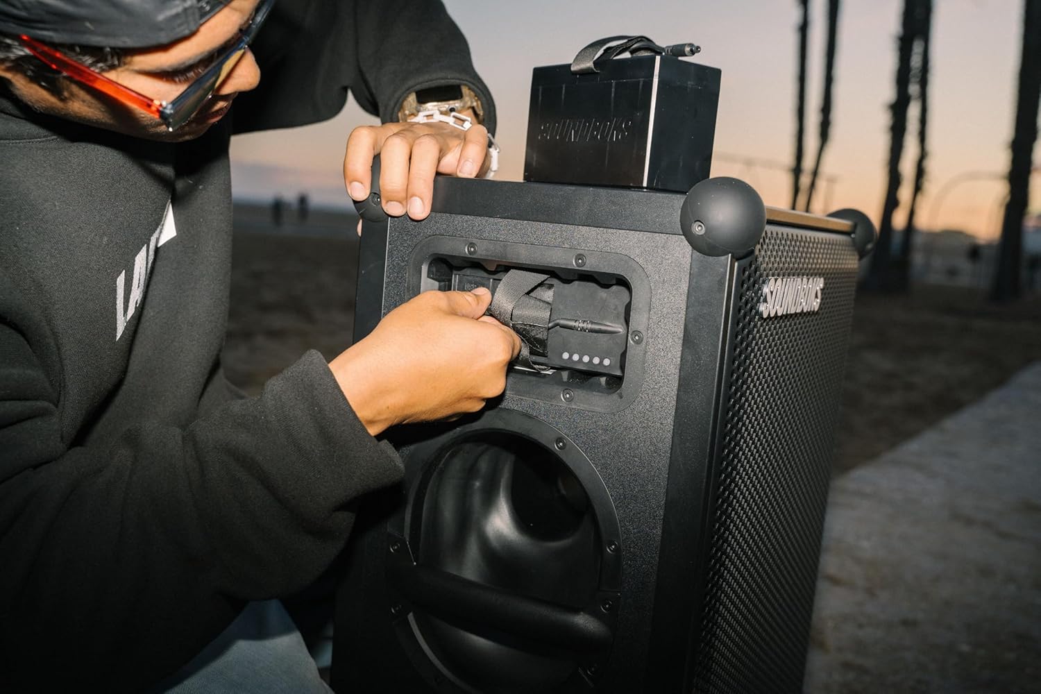 SOUNDBOKS 4 - Bluetooth Performance Speaker - USB-C-Aufladung Akku - Lautester Party Lautsprecher mit 40 Stunden Akku - Kabelloser und tragbarer Lautsprecher - Designed in Dänemark - 126dB (Schwarz)