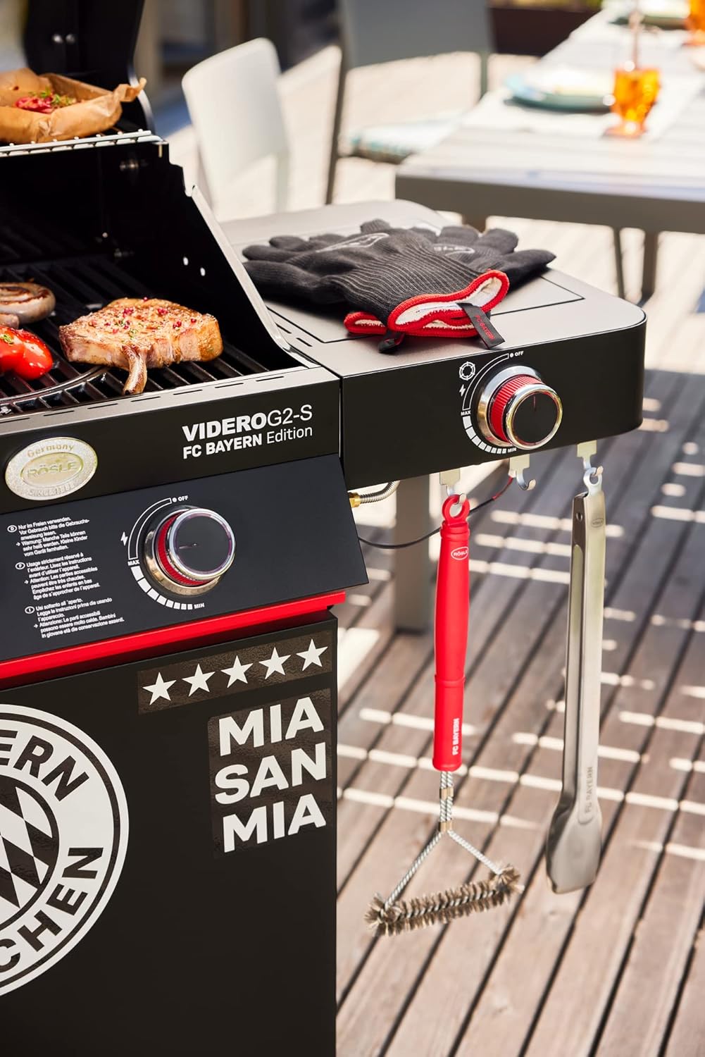 RÖSLE Elektrische BBQ-grill Portable Videro E2-P, draagbare tafelgrill met 2 branders, warmhoudrooster en deksel met glasplaat, gepoedercoat staal, zwart/zilver