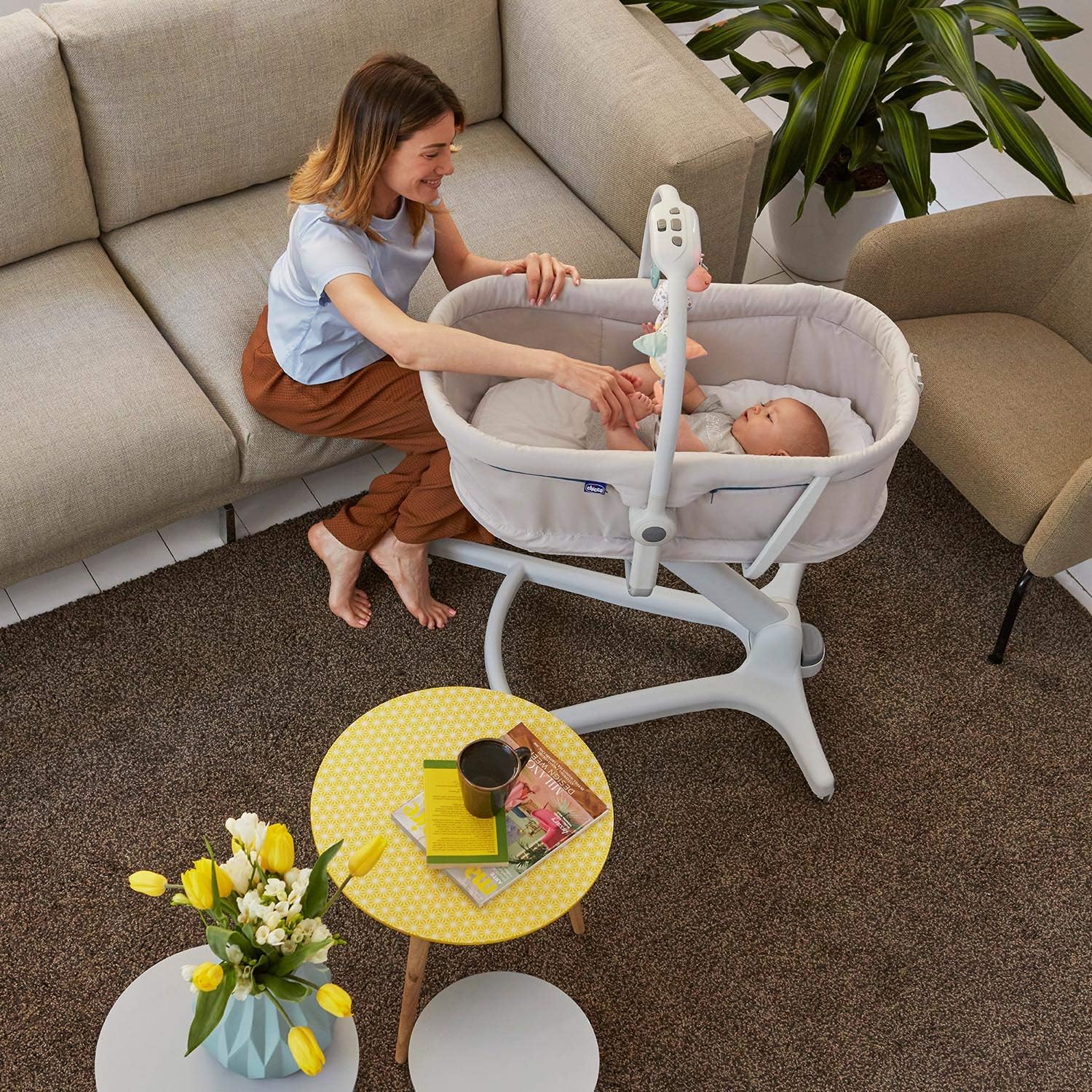 Chicco Baby Hug 4-in-1 wieg vanaf 0 maanden, verhoogde babylounger, babybed, kinderstoel met speelboog, tot 15 kg, verstelbare rugleuning, verstelbare hoogte en 4 wielen