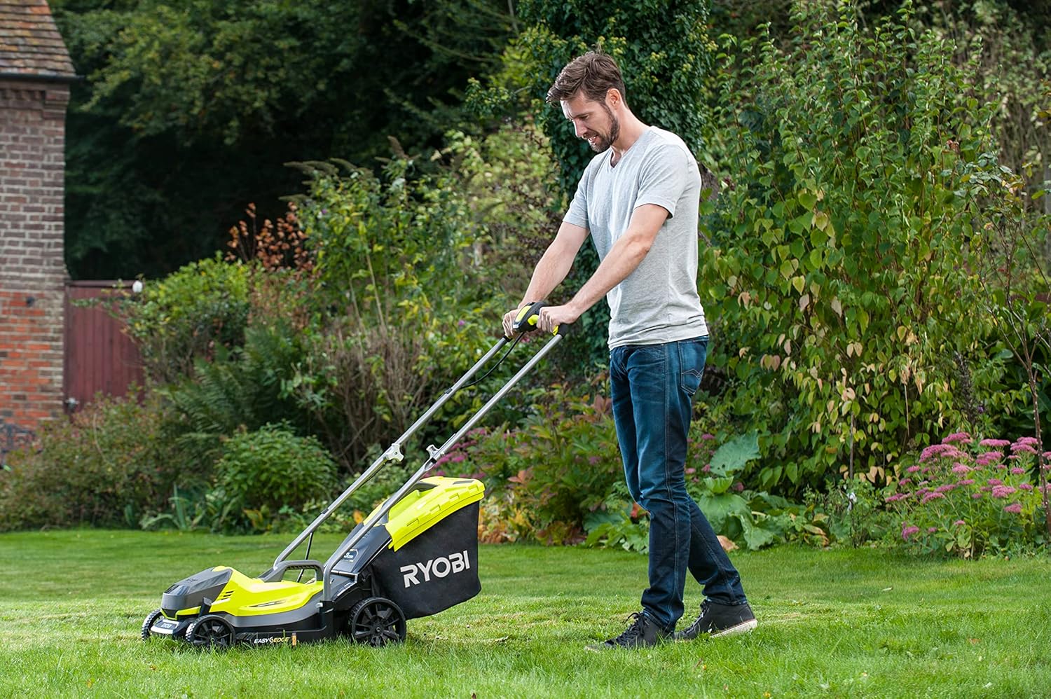 RYOBI 18 V ONE+ Accu-grasmaaier RLM18X33B40 (snijbreedte 33 cm, 5-voudige hoogteverstelling 25-65 mm, inklapbare duwbeugel, incl. mulchplug, 35l grasvangzak, 4,0Ah accu & lader)