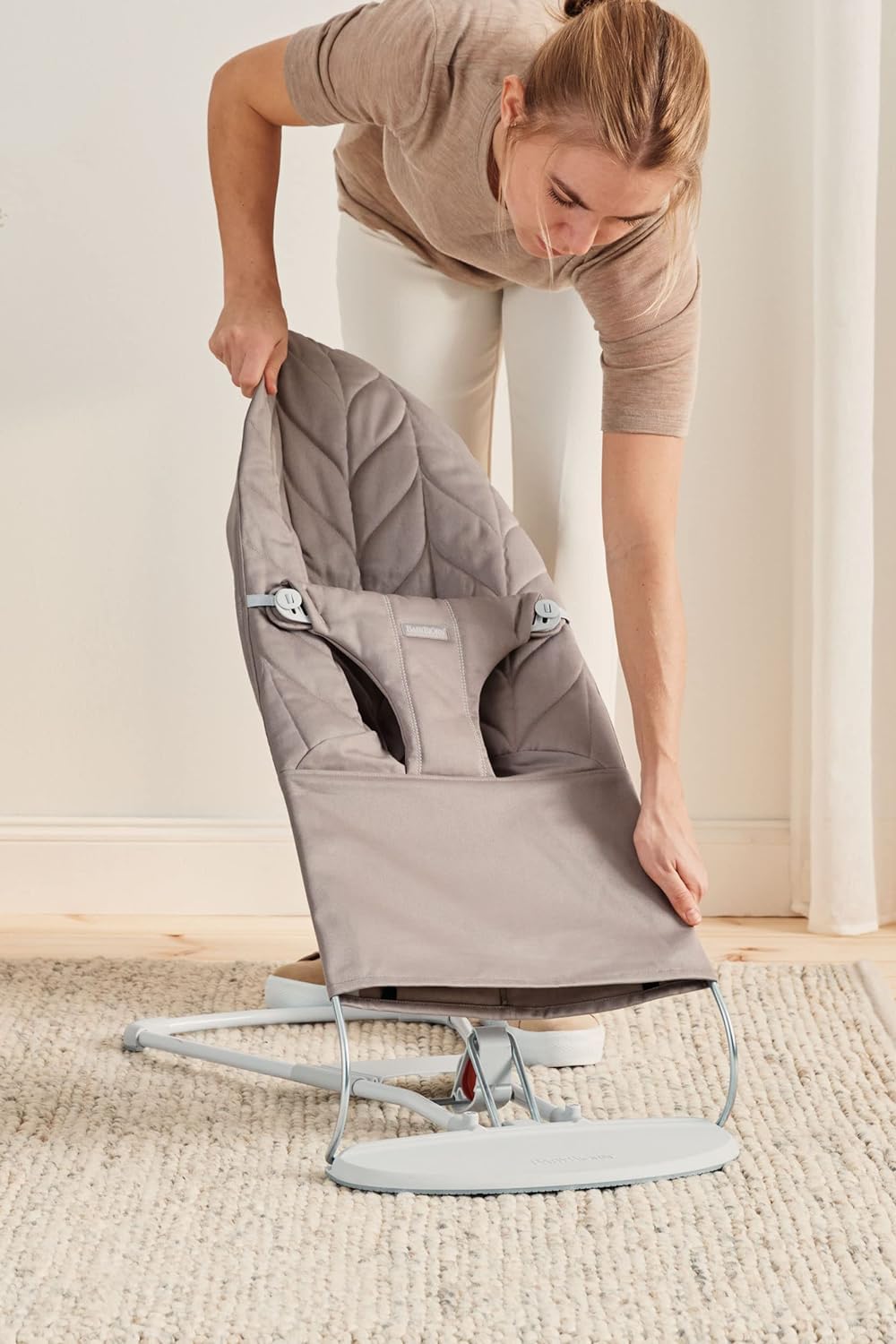 BabyBjörn Babywippe Bliss, geweven, blossom-quilting, zandgrijs