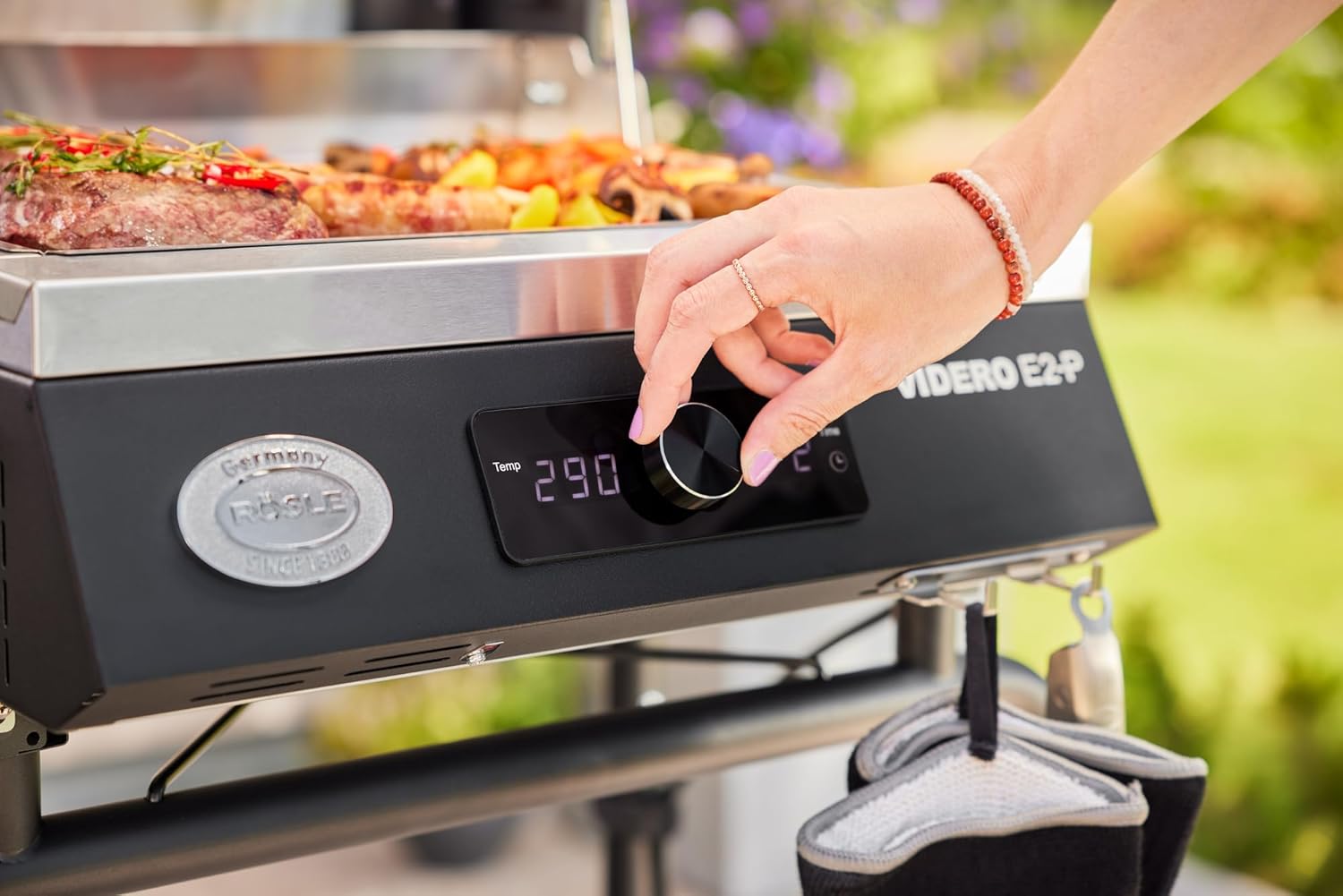 RÖSLE Elektrische BBQ-grill Portable Videro E2-P, draagbare tafelgrill met 2 branders, warmhoudrooster en deksel met glasplaat, gepoedercoat staal, zwart/zilver