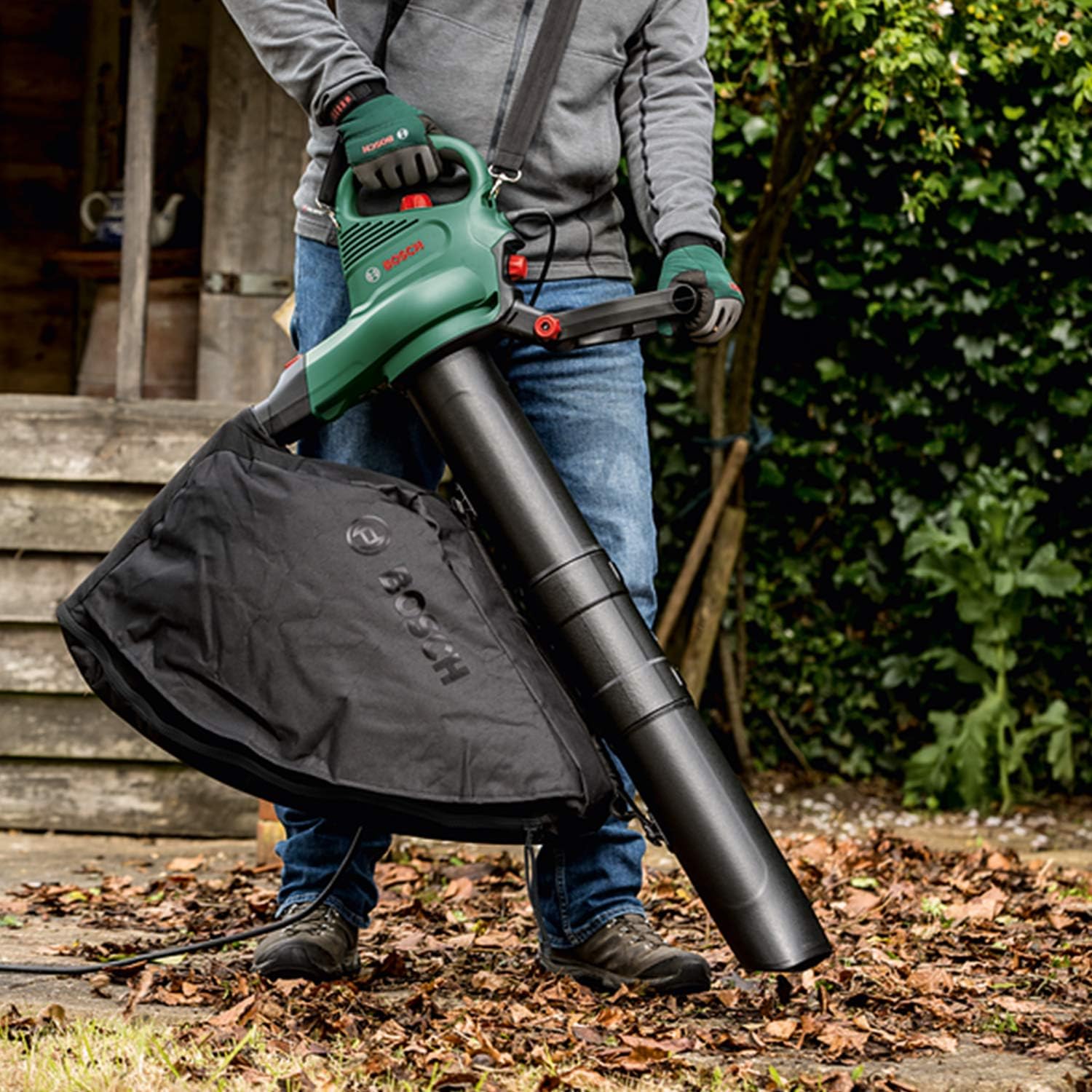 Bosch elektrische bladzuiger/-blazer UniversalGardenTidy 3000 (3000 W, opvangzak 50 l, traploze toerentalregeling, voor het blazen, zuigen en versnipperen van bladeren, in kartonnen verpakking)