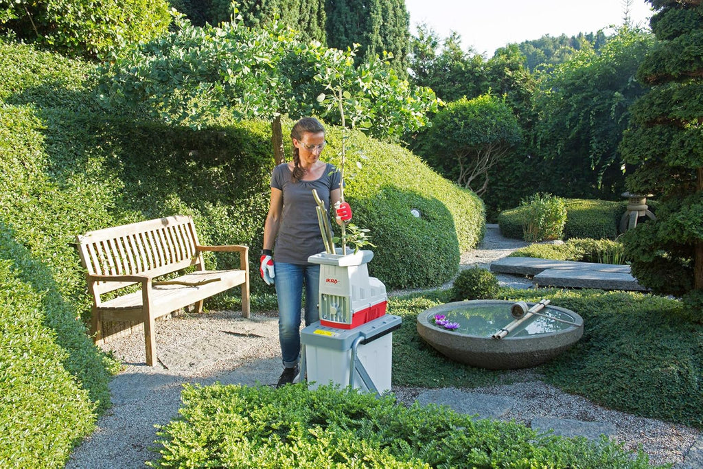 IKRA 81002880 elektrische tuinhakselaar rolhakselaar ILH 3000 A, stil, robuust, onderhoudsarm, sterk 3.000 watt, takdikte tot 44 mm, 230 V