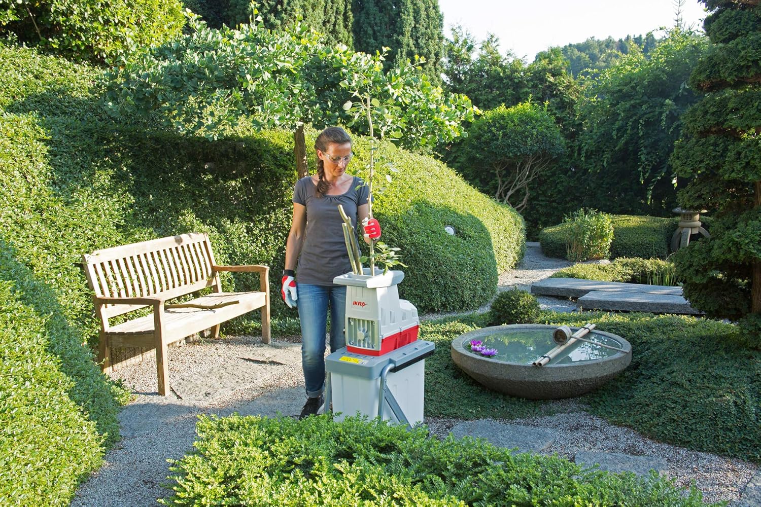 IKRA 81002880 elektrische tuinhakselaar rolhakselaar ILH 3000 A, stil, robuust, onderhoudsarm, sterk 3.000 watt, takdikte tot 44 mm, 230 V