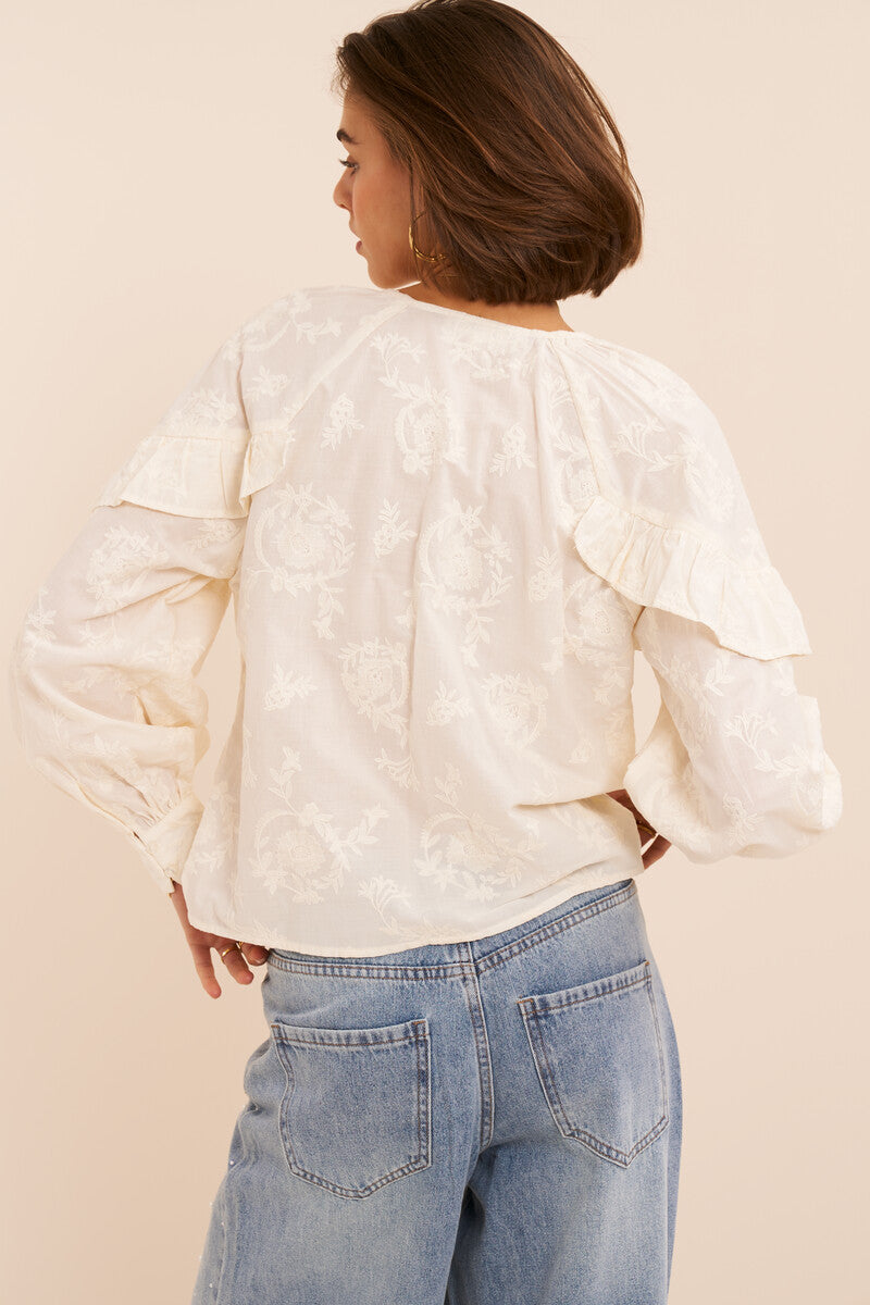 Beige top met ruffles en embroidery details