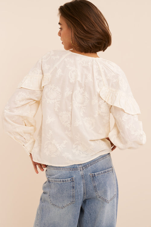 Beige top met ruffles en embroidery details