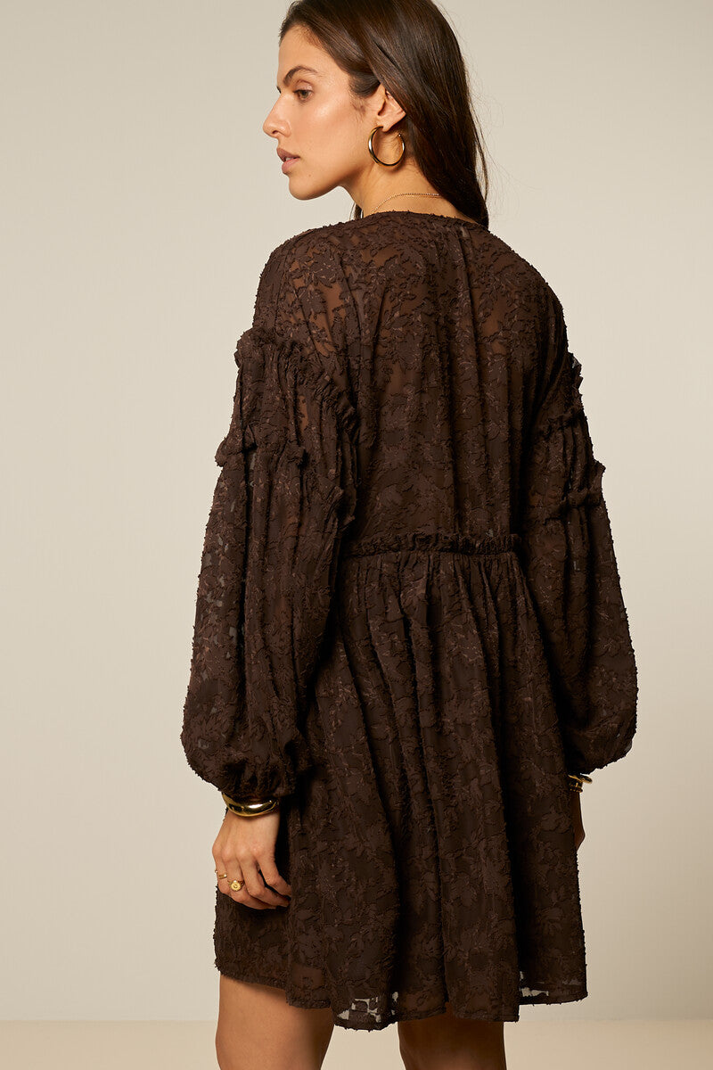 Braunes Jacquardkleid mit Rüschen