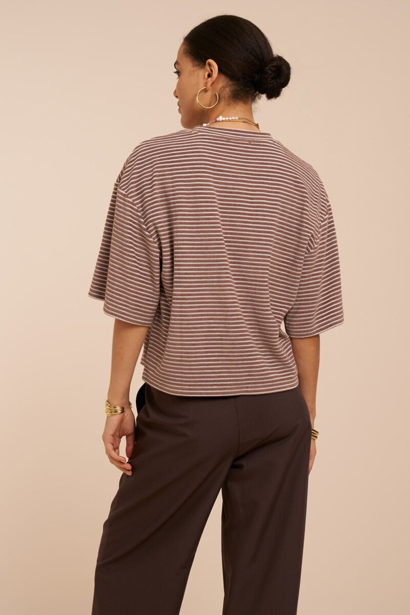 Braunes Frottee-T-Shirt mit Streifen