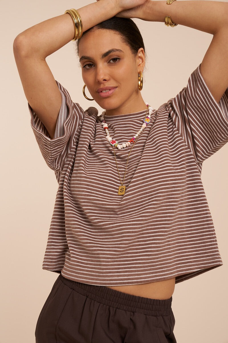 Braunes Frottee-T-Shirt mit Streifen