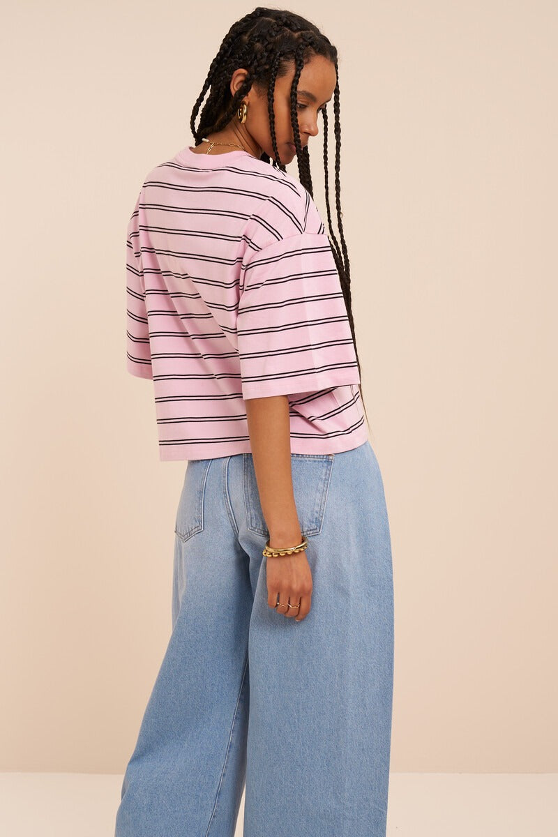 Roze boxy T-shirt met zwarte strepen